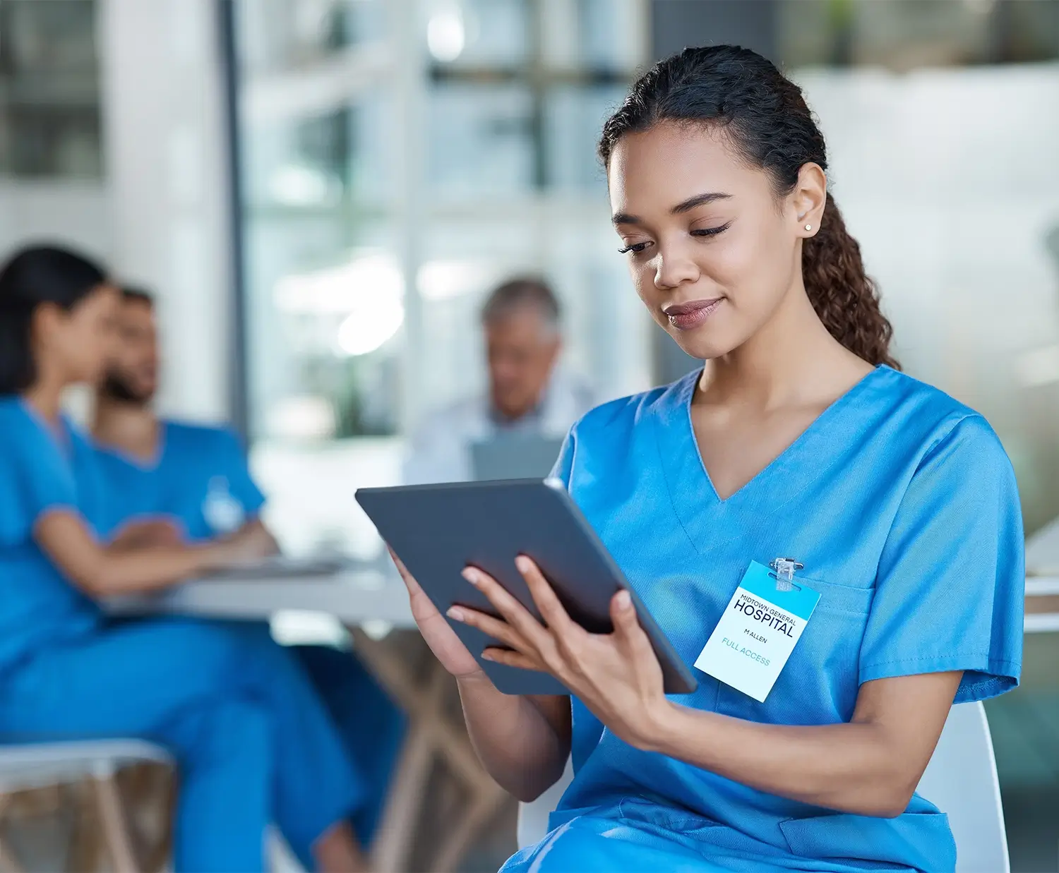 New graduate using a portal to find nurse residency programs and new grad nurse residency positions.